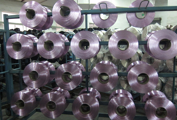 How does the manufacturing process of polyester low elastic yarn differ from that of regular polyester yarn?